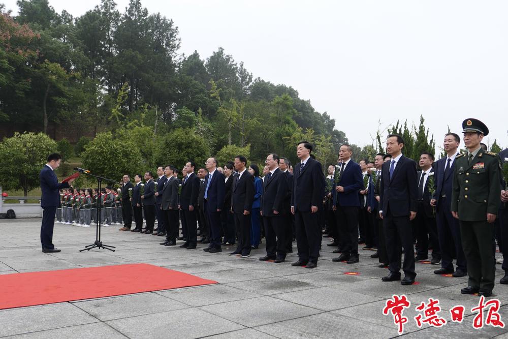 仪式现场，全体肃立