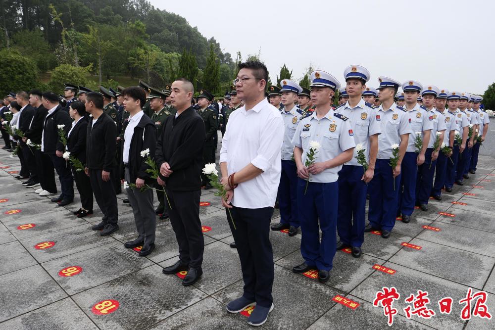 各界代表一同缅怀烈士